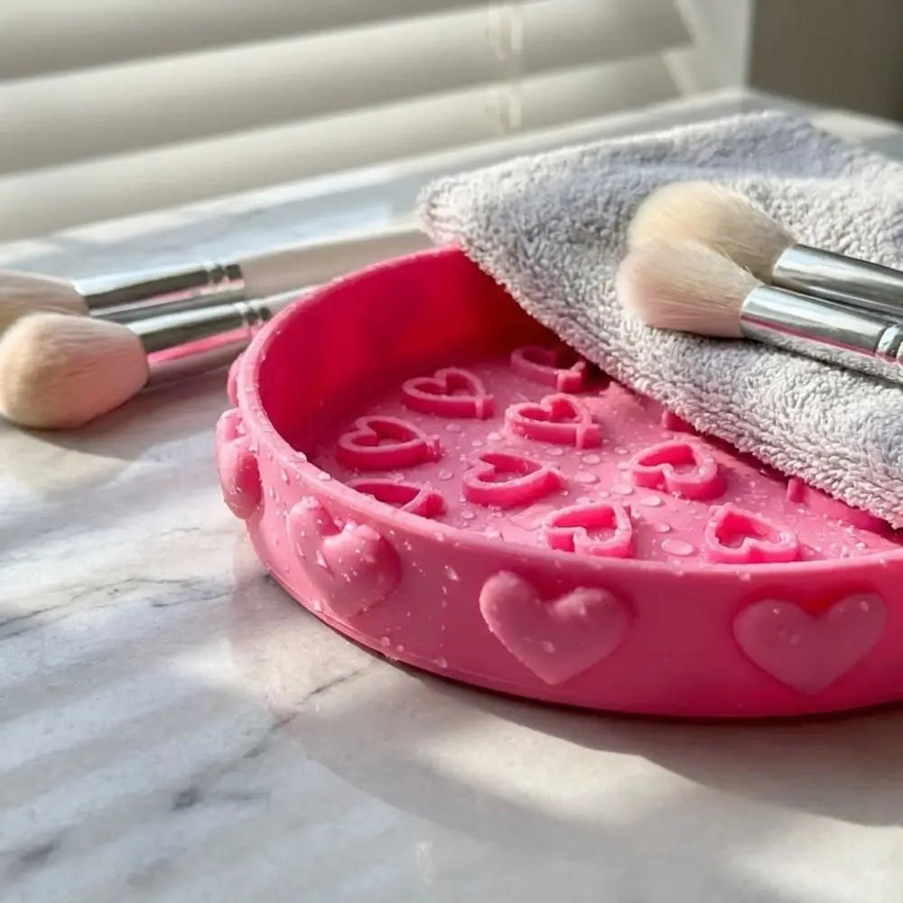 Cute Brush Cleaning Tray Heart Pattern Portable Makeup Brush Cleaner Bowl Cleaning Mat with Textured Base Brush Cleaning Tool