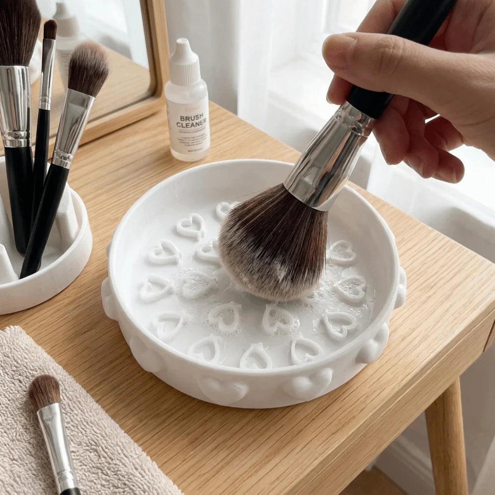 Cute Brush Cleaning Tray Heart Pattern Portable Makeup Brush Cleaner Bowl Cleaning Mat with Textured Base Brush Cleaning Tool