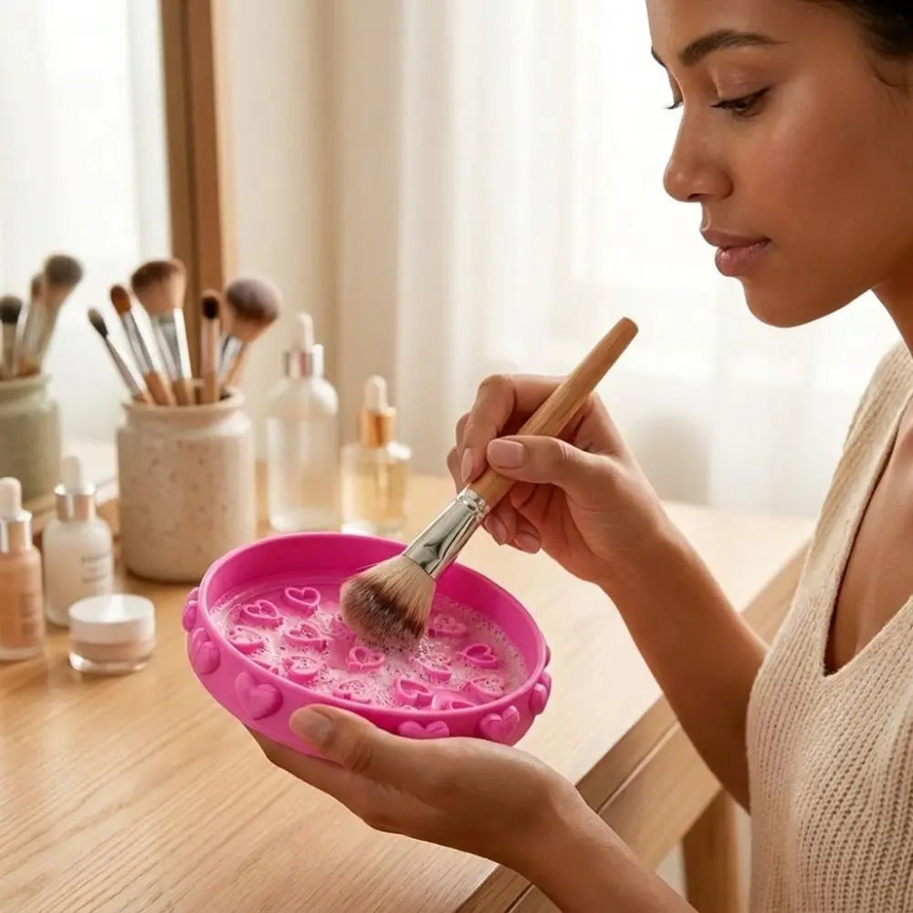 Cute Brush Cleaning Tray Heart Pattern Portable Makeup Brush Cleaner Bowl Cleaning Mat with Textured Base Brush Cleaning Tool