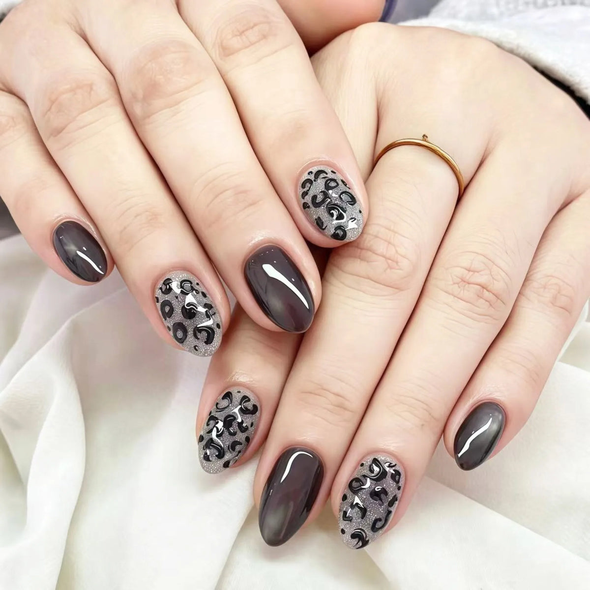 30pcs Black Silver Gradient Wearable Press on Nails Cat Eye Short Almond Nail Tips 3D Leopard Print Hot Girls False Nails Women