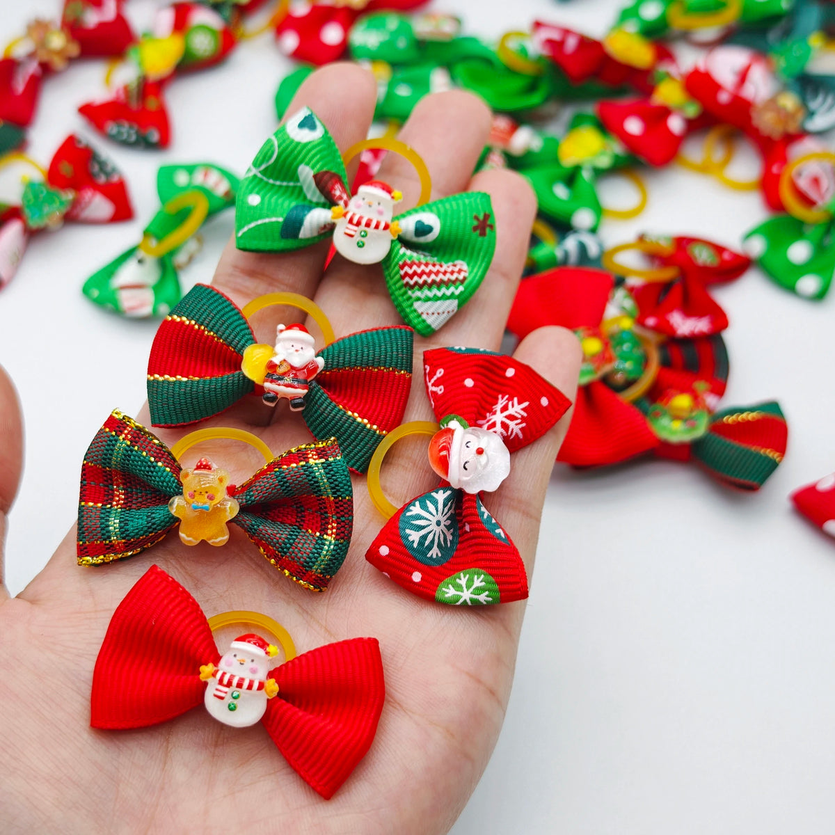 30Pcs Christmas Dog Hair Bows with Rubber Bands Santa Snowman Xmas Pet Grooming Accessories Yorkshire Puppy Holiday Party Decor
