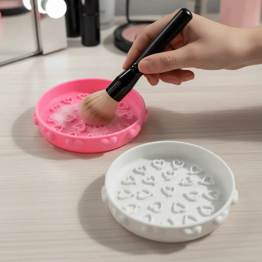 Cute Brush Cleaning Tray Heart Pattern Portable Makeup Brush Cleaner Bowl Cleaning Mat with Textured Base Brush Cleaning Tool