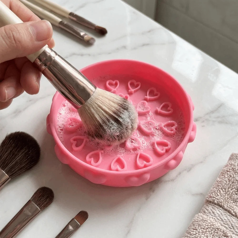 Cute Brush Cleaning Tray Heart Pattern Portable Makeup Brush Cleaner Bowl Cleaning Mat with Textured Base Brush Cleaning Tool